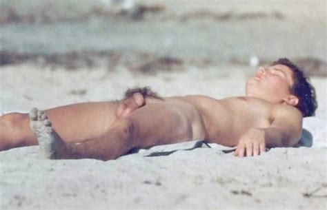 Desnudos y más Naked and More Chicos En playas nudistas Guys in Nudist Beach