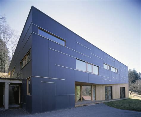 Das haus steht frei auf einem 5000 qm großen grundstück mit einem kleinen teich. Schwarzes Haus Graz | Architekturbüro Seeger