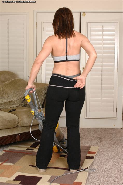 Four Eyed Playful Milf Linda Roberts Knows How To Use Vacuum To