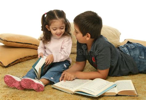 Livros De Leitura Do Irmão E Da Irmã No Assoalho Imagem De Stock