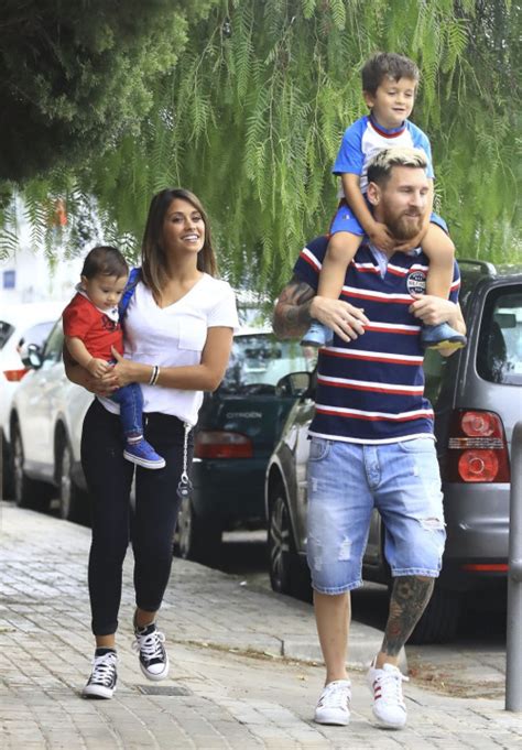 Ancak araya mesafeler girmiş ve messi arjantin'den ayrılıp barcelona'nın yolunu tutmuş. Meet Lionel Messi's bride Antonella Roccuzzo, 'first lady ...