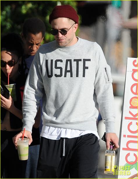 Robert Pattinson Grabs Fka Twigs Butt During Pda Filled Outing Photo