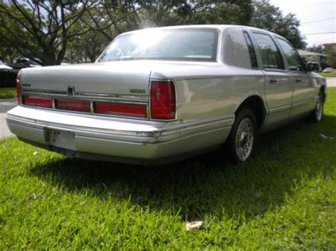 Find Used Lincoln Town Car Signature Edition Year 97 In