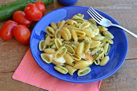 Ho pensato di cucinare le zucchine al forno, ho amalgamato la pasta con un uovo battuto, parmigiano e pecorino, tanta scamorza filante e il pepe che aromatizzava. Pasta zucchine e scamorza