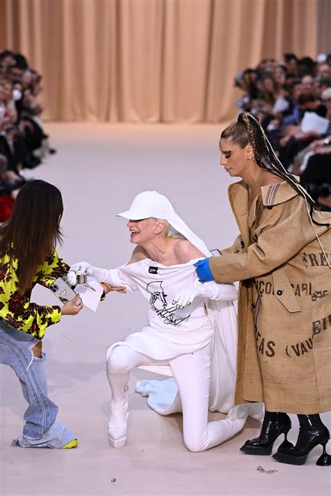 Photos 57 Year Old Supermodel Kristen Mcmenamy Handles Onstage Fall With Grace At Paris Show