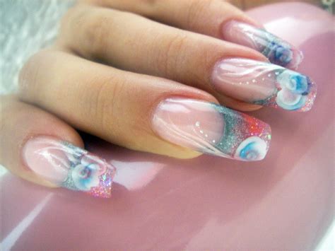 Puedes pintar uñas acrílicas con flores o lo puedes hacer sobre uñas naturales. Uñas con flores 3d encapsuladas. Nails | Manucure