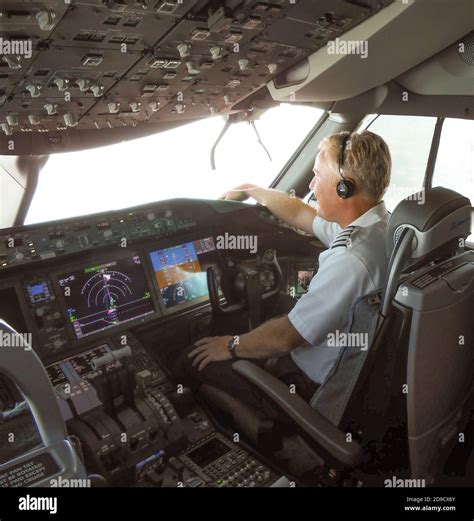 Co Pilot In A Boeing 767 Dreamliner Flight Deck Stock Photo Alamy