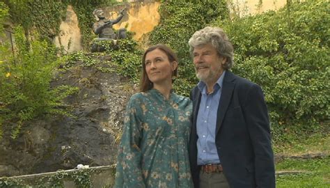 Reinhold messner, along with peter habeler, made the first ascent of mount everest without supplemental oxygen in 1978 and he was first to climb the mountain free solo in 1980. Vor der Hochzeit: Das sagen Reinhold Messner und Diane ...