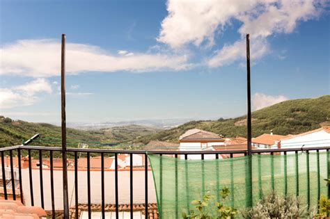 La casa el arroyo se encuentra enclavada en el valle del jerte, cuya peculiar ubicación y las numerosas gargantas que desembocan en el río, hacen de él un espacio diferente al del resto. Casa Rural La Buhardilla - Valle Cereza