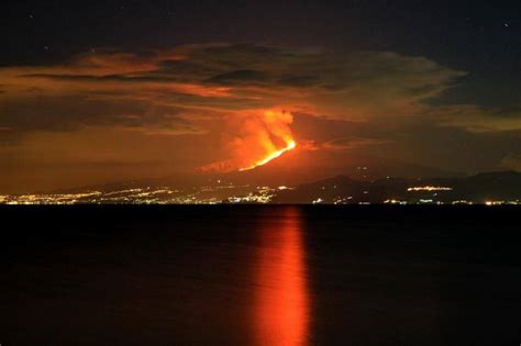 Ora la fase esplosiva è diminuita. Etna Webcam live - | SICILIA IN