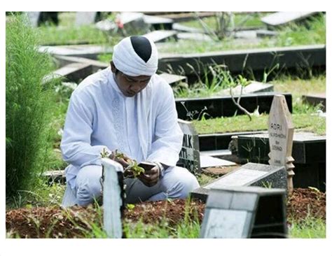 Jun 06, 2021 · seperti yang kita ketahui, tanggal 6 juni merupakan hari lahir bung karno. Doa, Tata cara ,adab dan Hukum Ziarah kubur lengkap