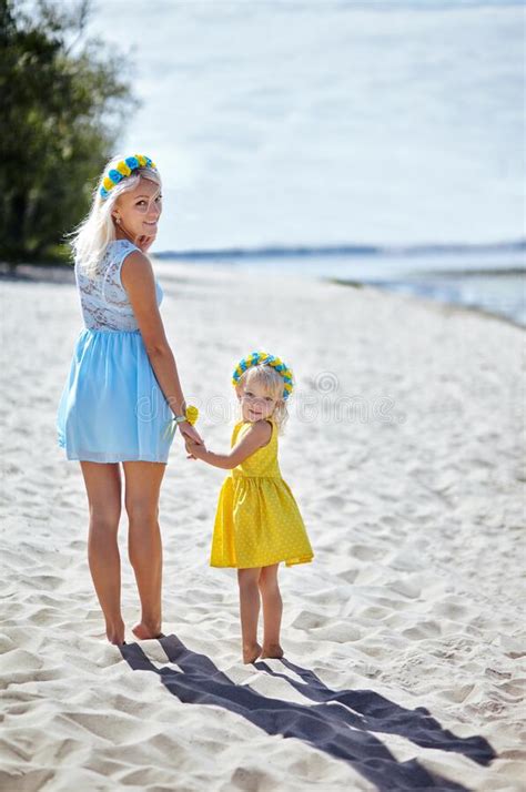 Madre Joven Y Sus Adorables Hijas En Vacaciones En La Playa Foto De