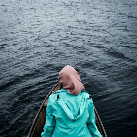 Pohon juga termasuk salah satu objek siluet yang indah dan menarik. Foto Wanita Berhijab Dengan Pemandangan Yang Indah - foto cewek cantik