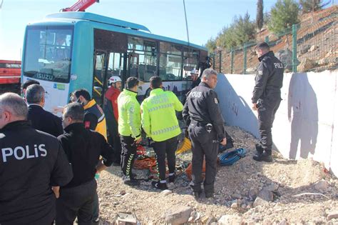Halk otobüsü AFAD aracı ile çarpıştı 1 ölü 3 yaralı Şanlıurfa Haberleri