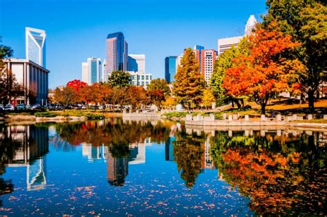 Estación Del Otoño Del Horizonte De La Ciudad De Charlotte Foto De