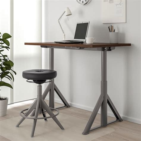 The top of your work surface should be elbow height and your elbows should be at a 90° angle when sitting or standing at your desk. IDÅSEN Desk sit/stand, brown, dark grey, 120x70 cm - IKEA