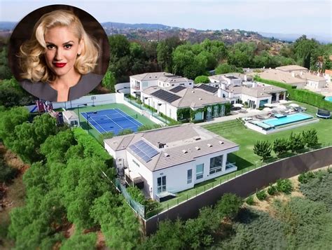 Take A Peek Inside Gwen Stefani S Glam Beverly Hills Mansion Celebrity Houses Mansions