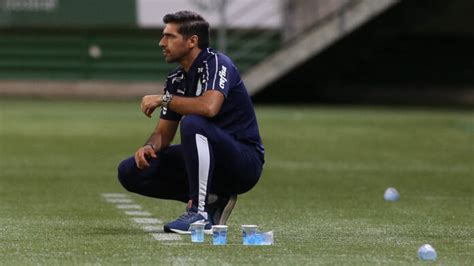 Esteban ostojich toca el silbato y arranca el partido. O nó tático de Abel Ferreira na vitória palmeirense sobre ...