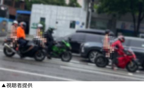 白昼堂々ソウル江南でビキニ姿でオートバイを乗り回した男女8人を警察が連行