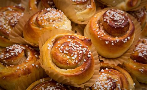 For any remaining rolls, let cool on a wire rack. Recept: Så gör du saftiga kanelbullar | Baaam