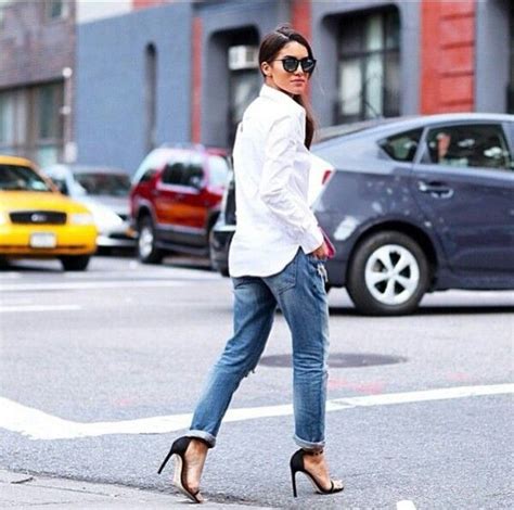 Camila Coelho Streetstyle Jeans White Shirt Black Pumps Fashion