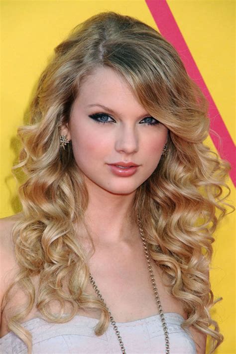 Taylor Swift Curly Golden Blonde Sideswept Bangs Hairstyle Steal Her