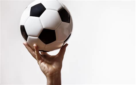 Descargar Fondos De Pantalla Balón De Fútbol En La Mano Fútbol