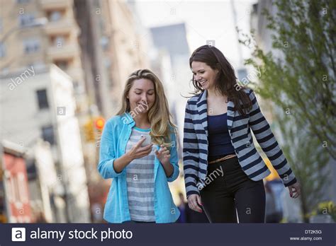 Menschen Im Freien Zeit In New York City Im Frühjahr Zwei Frauen Gehen