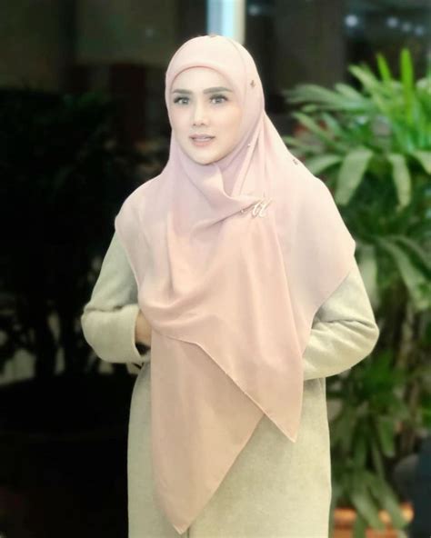 8 Pesona Mulan Jameela Dengan Model Hijab Jadul Jadi Sorotan