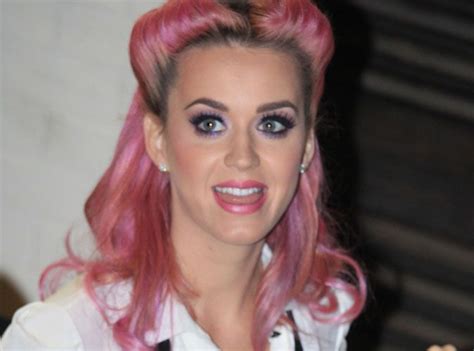 Photos Katy Perry La Pin Up Aux Cheveux Roses Meut Le Public Anglais