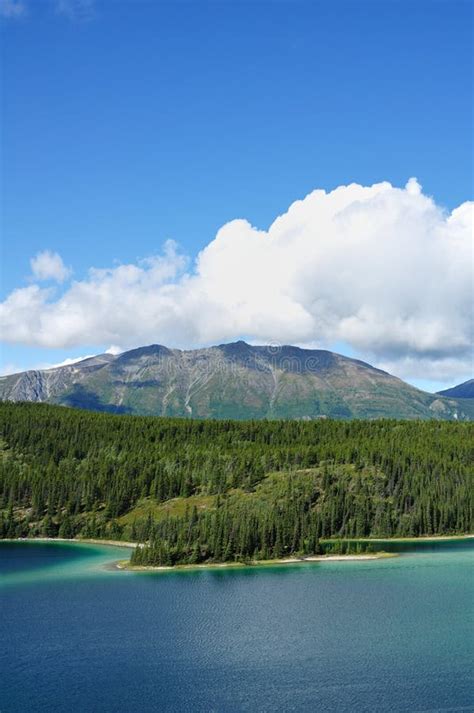 Lago Esmeralda Y Montañas Yukon Canadá Foto De Archivo Imagen De