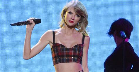 Taylor Swift Obsessed With Acoustic Mashup Of Two Of Her 1989 Songs