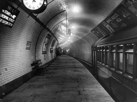 31 Gorgeous Photos Of The London Underground In The 1950s And 1960s