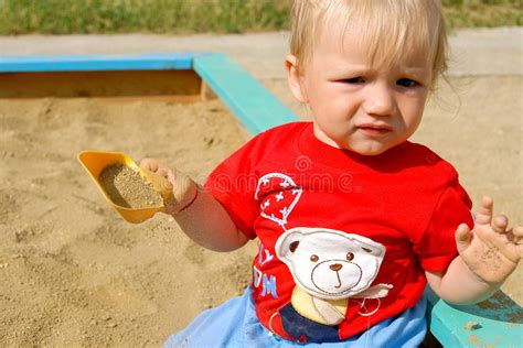 Das Kind In Einem Sandkasten Stockbild - Bild von einem, sandkasten ...