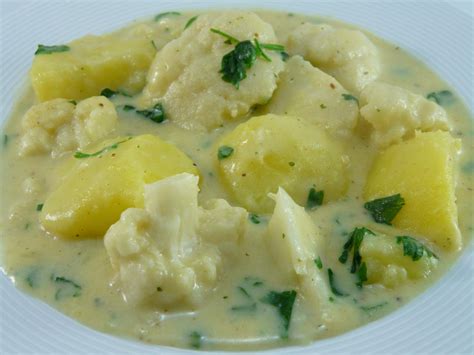 Blumenkohl mit Kartoffeln in einer Bêchamelsauce vegetarisch