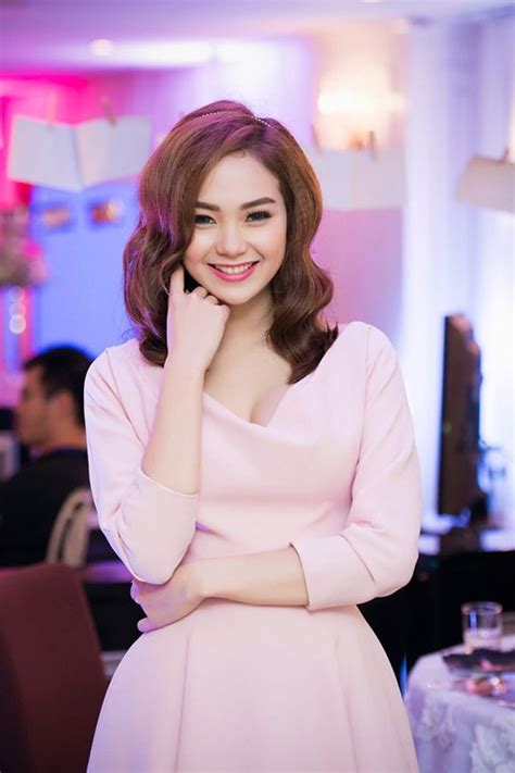 Hóa ra quốc trường và minh hằng không chỉ một lần duy nhất bị soi hành động tình tứ bên nhau. Ngắm vẻ đẹp quyến rũ và sexy của ca sĩ Minh Hằng