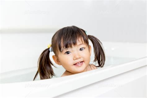 一人でお風呂に入る幼い女の子 写真素材 5151063 フォトライブラリー photolibrary