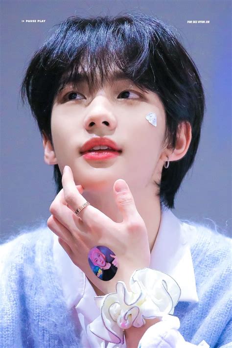 His height is 1.78 m and weight is 65 kg. hyunjin pics on in 2020 (mit Bildern) | Pause