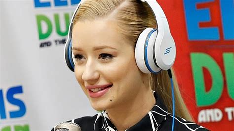 Iggy Azalea Fans Tried To Grope Her Forcing Her To Stop Crowd Surfing