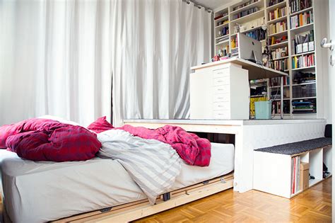 Ein podestbett lässt sich viel einfacher als ein herkömmliches bett bauen. Podest Mit Eingelassenem Bett / Schlafzimmer mit Bett auf ...