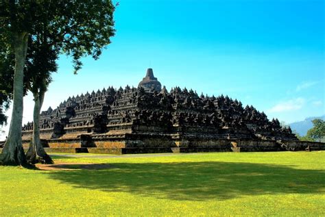 Боробудур самый большой буддийский храм в мире Индонезия