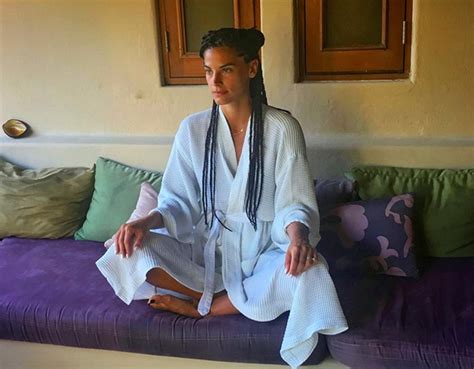 Την αποκάλυψη έκανε ο παρουσιαστής μέσω instagram, δημοσιεύοντας την πρώτη φωτογραφία μετά δίδυμα στην αγκαλιά του και φυσικά δεν μπόρεσε να κρύψει την χαρά του. Η Χριστίνα Μπόμπα με νέο λουκ στα μαλλιά που θύμισε ...