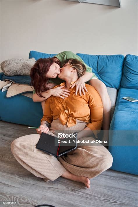Photo Libre De Droit De Couple De Lesbiennes Heureux Qui Sembrassent