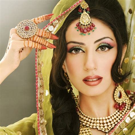 Pakistani Bridal Eye Makeup Pics 2013 Wavy Haircut
