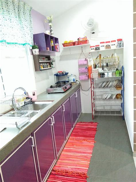 Beliau memilih warna merah dan hitam sebagai tema warna kabinet dapur beliau. Cara Jimat Bina Sendiri Pintu Kabinet Dapur - IMPIANA