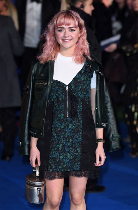 Maisie Williams Pink Hair At Paris Fashion Week See Pics