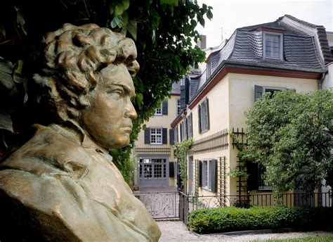 Mit Keimfarben Herausgeputztes Beethoven Haus In Bonn