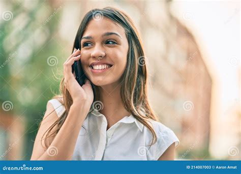 Hermosa Adolescente Latina Sonriendo Feliz Hablando Por El Smartphone En La Ciudad Imagen De