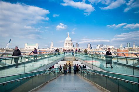 Tourists sightseeing in London, England image - Free stock photo ...