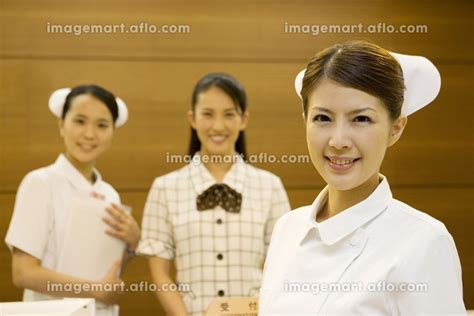 病院の受付女性と看護師の写真素材 24002758 イメージマート